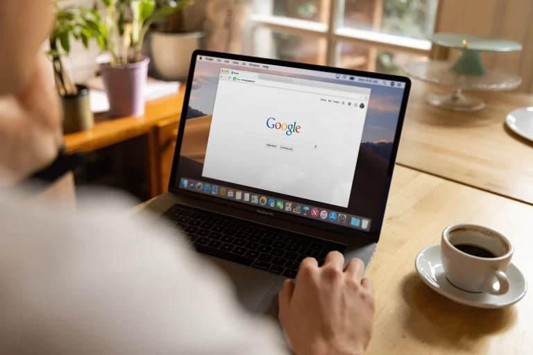 Illustratie van veilige cloudwerkplekken en bescherming van Google Workspace-accounts voor kleine bedrijven en ondernemers.