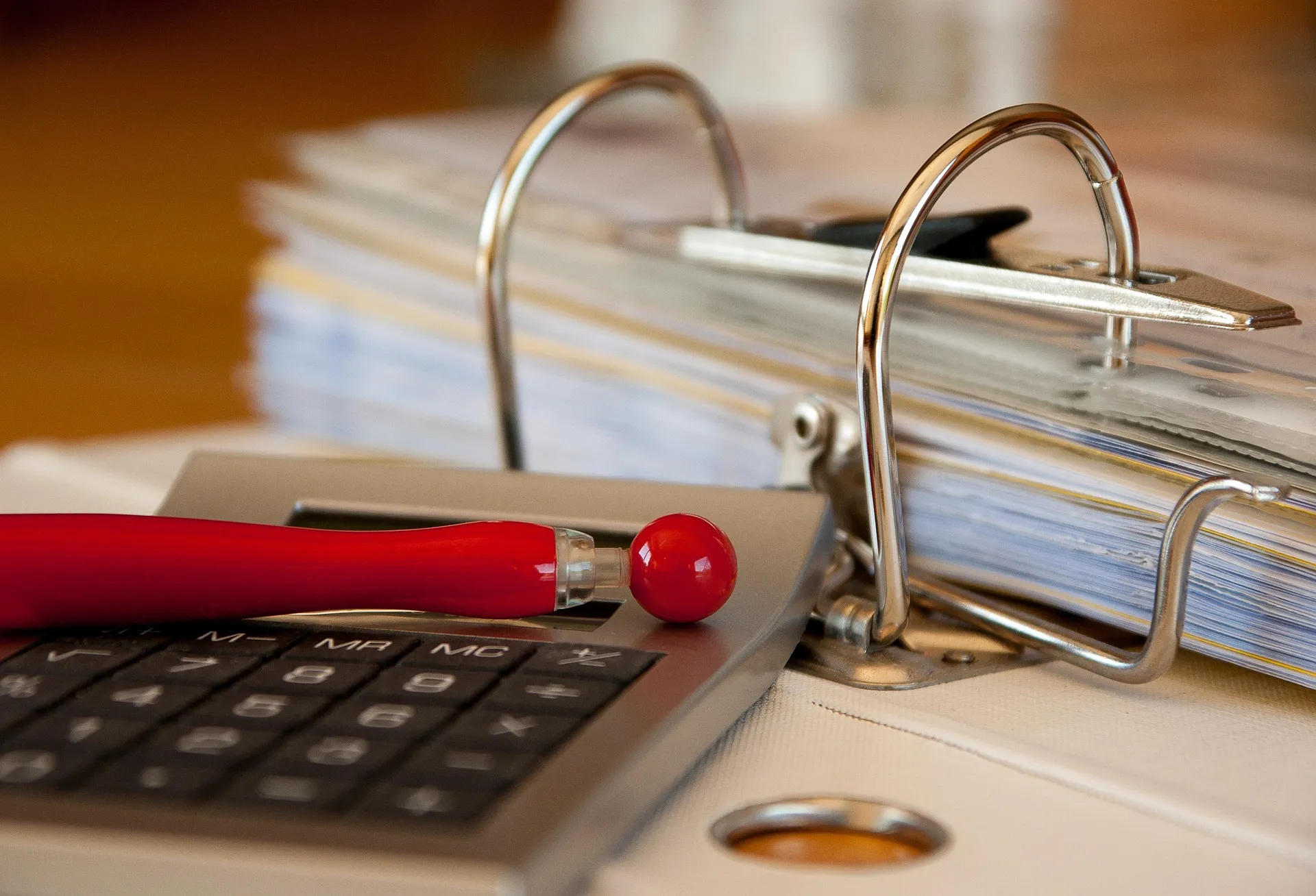 Administratie en factuurcontrole voor ondernemers om fraude, nepnota’s en financiële oplichting tijdig te herkennen en te voorkomen.