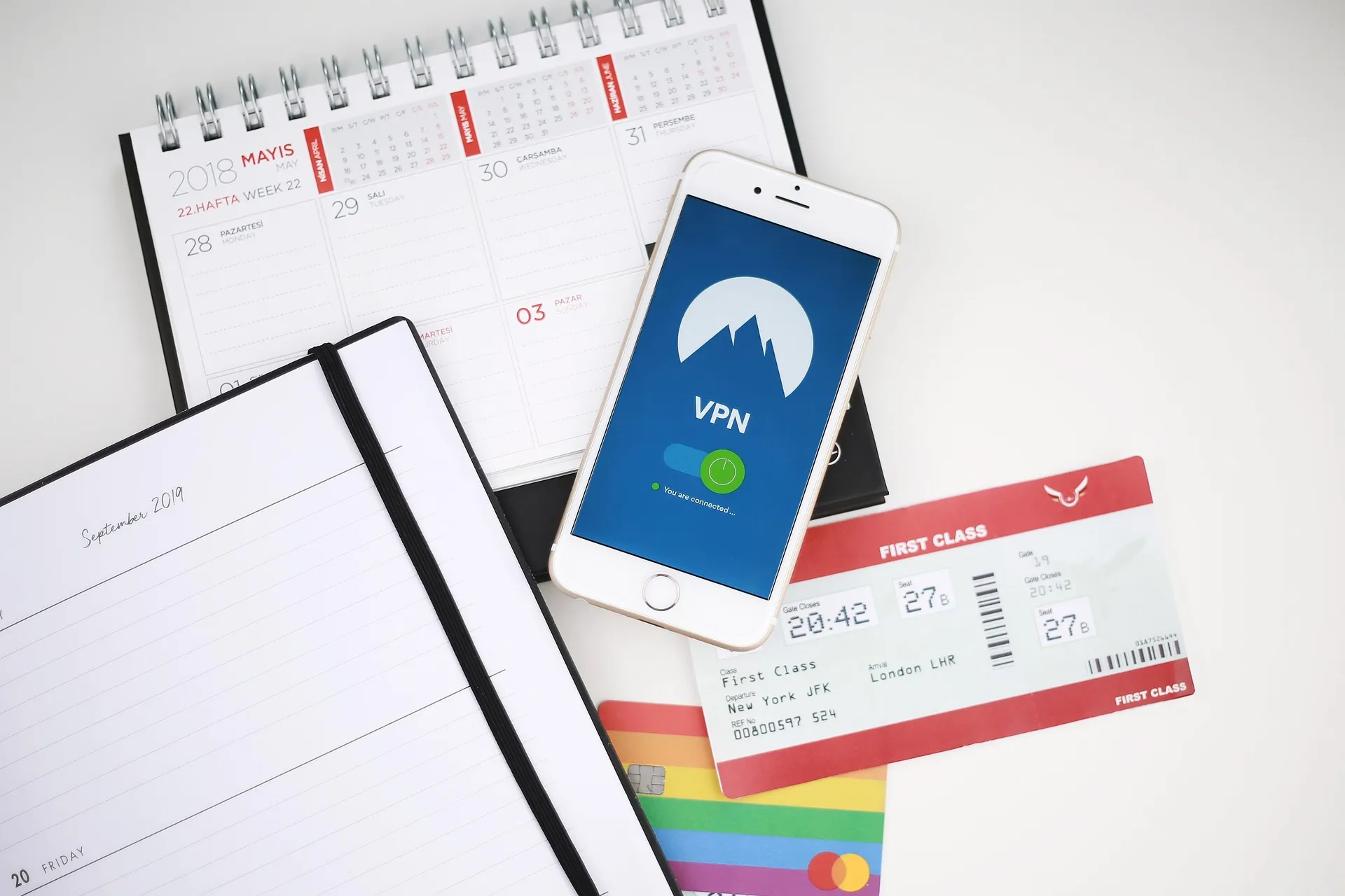 Smartphone met VPN-beveiliging voor veilig online werken vanuit huis.